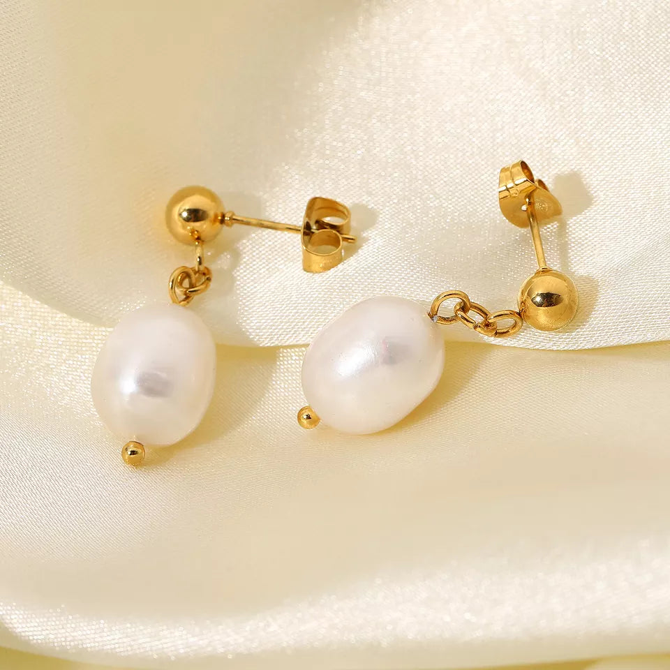 Lavish Pearl Earring